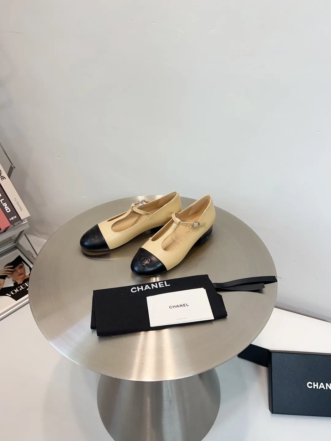 👟👟Ex-factory price 520👟👟 CHANEL Chanel classic three-color T-strap flat ballet shoes, Mary Jane shoes, Grandma Xiang’s consistent elegant ladylike temperament, full of high-end sense! It’s very nice on the feet~Whether it’s worn barefoot or paired with skirts or trousers, it’s very versatile! Incomparably beautiful! It’s so special. I’m very impressed with the details. (The version bought at the counter is developed and made according to the authentic 1:1 version. The details are perfect and more refined and durable. The upper foot is very pedicure-type. The key point is that it is very good and easy to control. ▪Fabric: Original custom-made mixed sheep. ▪Inner lining: imported sheepskin. ▪Outsole: Italian leather outsole. ▪Size: 35-39 (40, 41, 42 are custom-made and cannot be returned)